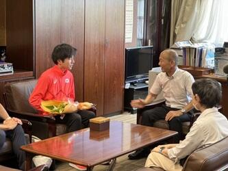 学長に活躍を報告している中村さん