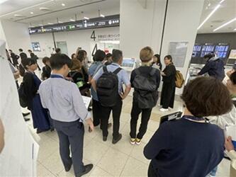 学生らが羽田空港でUDを検証している様子です。