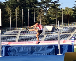 陸上十種競技で走高跳を飛ぶ卒業生 岡部選手