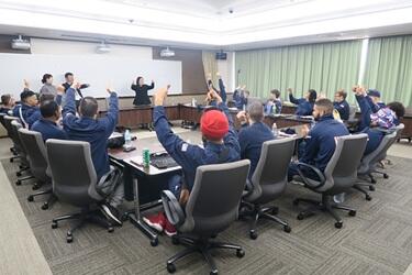 本学の概要について説明をうけている様子