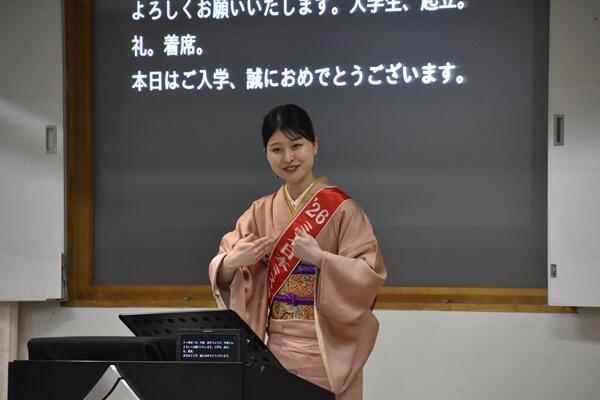 平嶋さんがメッセージを伝える様子