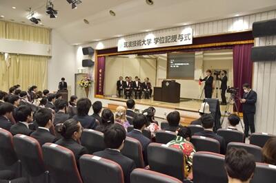 学位記授与式会場を後ろから写した写真