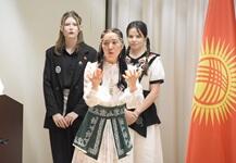 発表するジャイナグルさん。