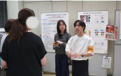 学生説明による支援機器の見学の様子