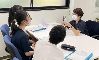 中学生に心音を聞いてみることを提案する武笠看護師