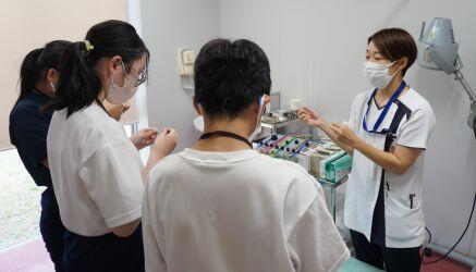 成島助教より医療器具について解説を受ける様子