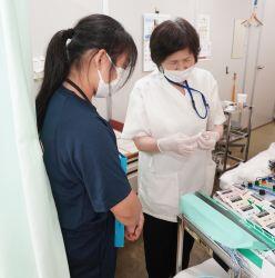 森嶋研修生より鍼灸の器具について解説を受ける様子
