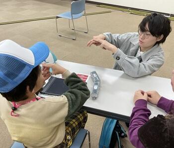 学生が手話を教える様子