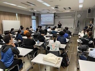 産業技術学部学生の司会の下、質疑応答を行っている様子