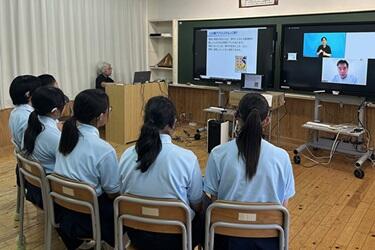 写真は、熊本聾学校生徒がオンライン講義を受けている様子です。