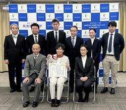 名誉卒業生称号授与式の集合写真。前列中央が半谷さん