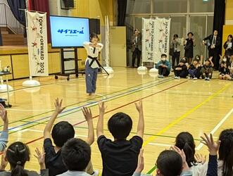 小学生に説明をしている星野さん