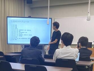 卒業生が教職課程履修学生にお話ししている様子