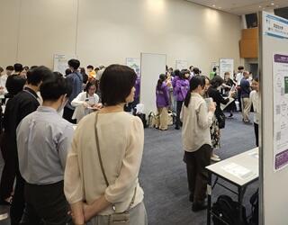 会場がにぎわっている様子