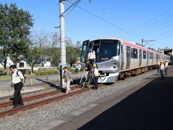 TXの車両前面の緊急用ドアから梯子でおり、線路の上を歩いて避難している様子