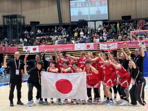 決勝戦後に撮影されたバスケットボール女子チームの集合写真