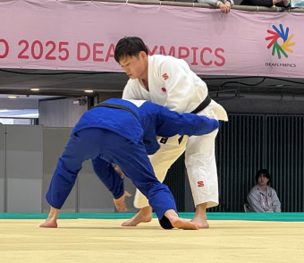 デフリンピック柔道男子-73kg級の予選に挑む蒲生選手
