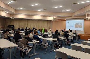 20名程度の聴講学生の前で発表するICCに参加した4名の学生たち