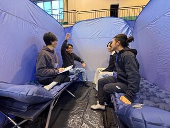 避難用テントを体験する様子
