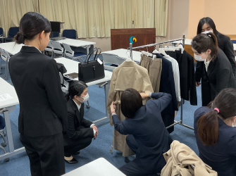 「身だしなみと着こなしセミナー」でコートを選ぶ様子