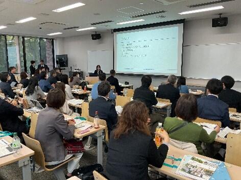 セミナー会場で人事担当者が席に座り、本学関係者が説明をしている様子