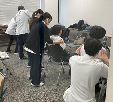 マッサージ体験の様子