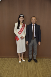 学長室での平嶋さんと学長の記念写真