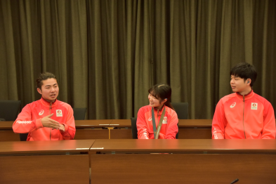 懇談中の中村選手、星野選手、林選手の3名