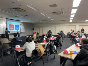 学生が聴覚障害について講義を行う様子