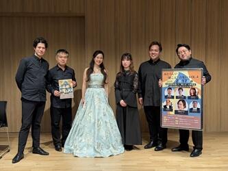 左側から新日本フィルハーモニー交響楽団のヴァイオリン ビルマン様、田村様、ソプラノの河佐様、ビィオラの日髙様、チェロの佐古様、コントラバスの菅沼様が順に並んでいる様子