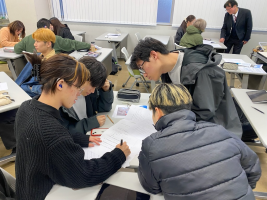 天久保キャンパスの出前講座位において、学生がグループワークで話し合っている様子