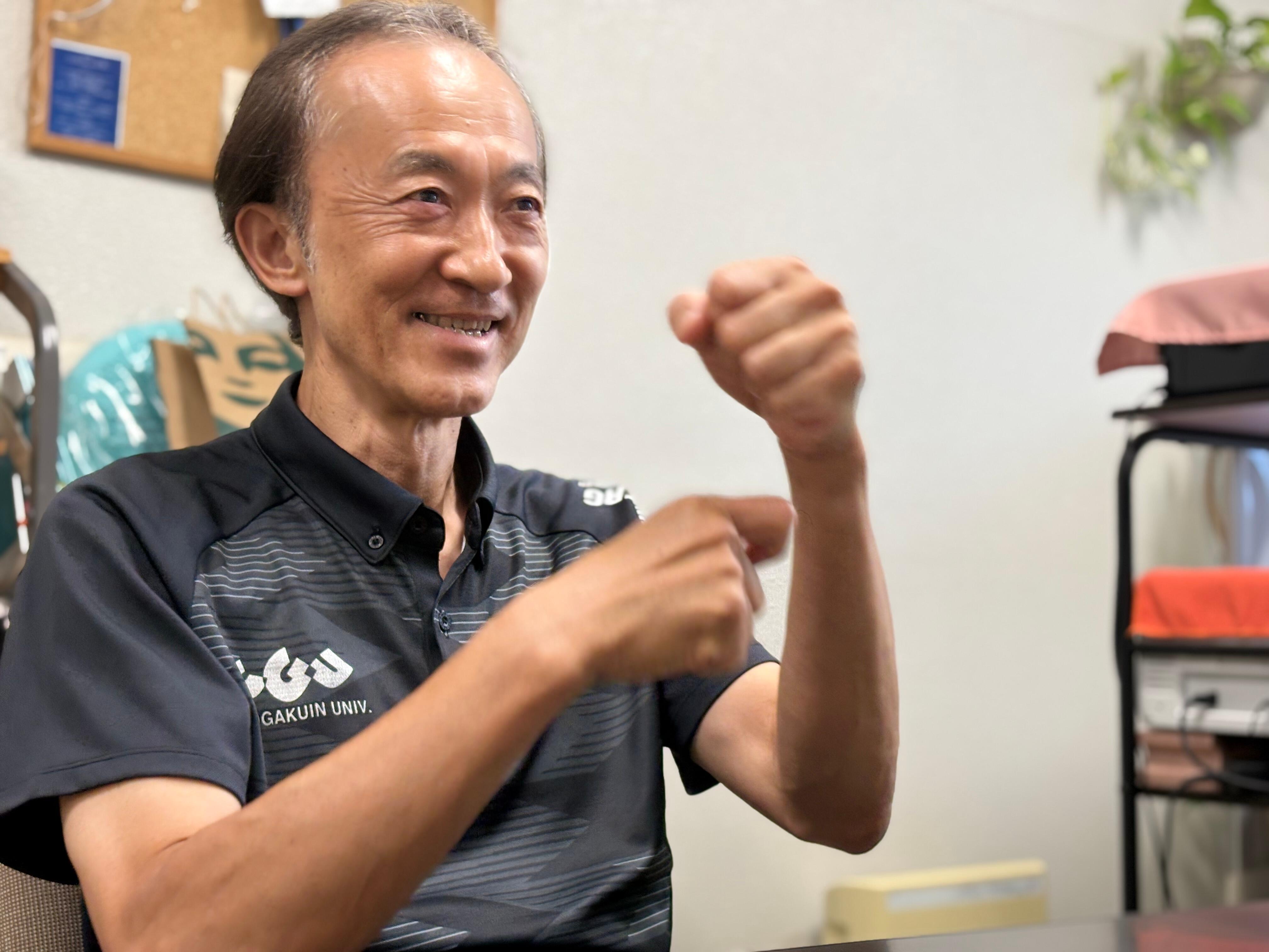 手話で話をしている中島先生のアップの写真