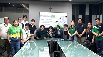 デ・ラ・サール・カレッジの関係者との集合写真