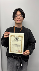 学生が賞状を持っている