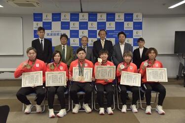 名誉卒業生と本学関係者の集合写真