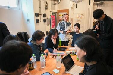 後半ワークの様子の写真。聴覚障がい学生とLONGLIFE総合研究所の所員がペアで取り組む。