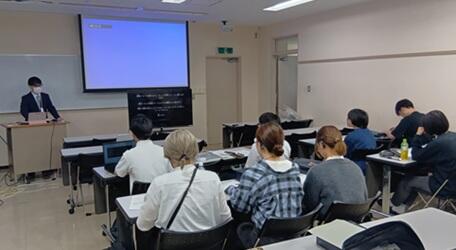 保健科学部の学生が模擬授業をしている様子