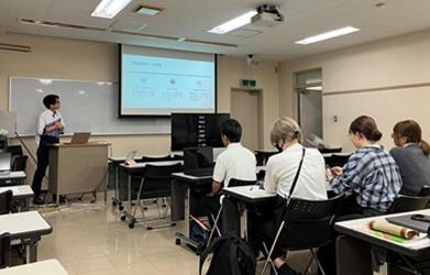 産業技術学部の学生が本学の特徴について発表している様子