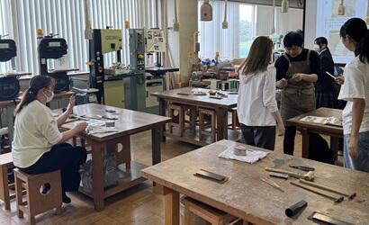 春のオープンキャンパスにおけるメタルクラフトの体験授業の様子