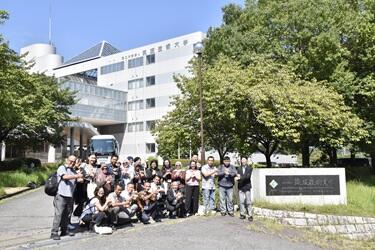 天久保キャンパス正門での記念撮影