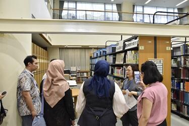 視覚障害系図書館にて説明をする様子