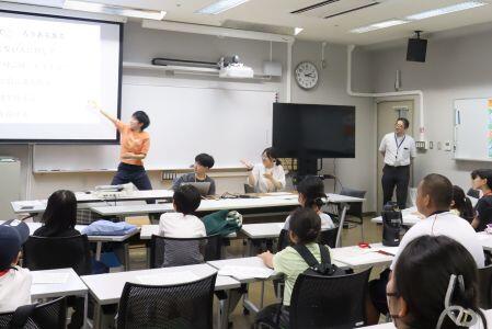 学生講師によるクイズの様子