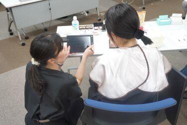講師と学生によるコミュニケーションの様子の写真