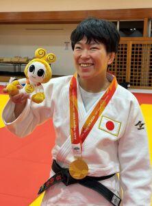 金メダルを首にかけ笑顔の半谷さんの写真