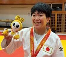 金メダルを首にかけ笑顔の半谷さんの写真